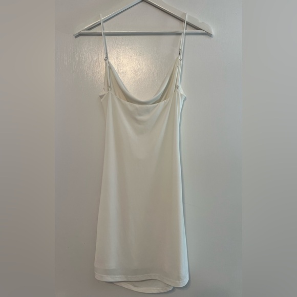 Elegant White Draped Dress - Picture 2 of 3